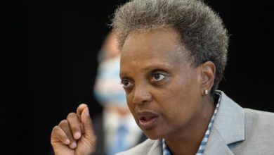 Photo of Chicago Mayor Lori Lightfoot Accuses Police Union Of Attempting ‘Insurrection’ Over Vaccine Mandates